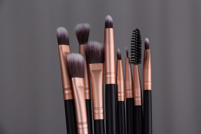 14PCS Wooden Handle Makeup Brush Set – Soft Cosmetic Brushes for Face & Eye Makeup